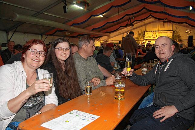 Bild 2: Bilder vom Stellen des Maibaums und Blasmusikabend zum Start des Liggersdorfer Maifestes
