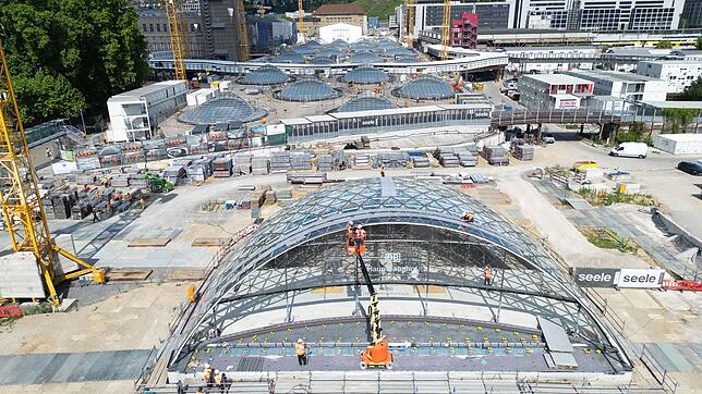 Ab Dezember 2026 sollen Züge des Fernverkehrs zum größten Teil im neuen Stuttgarter Tiefbahnhof enden. (Archivbild)