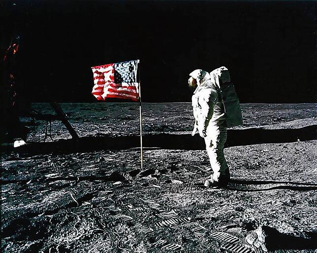 Mondlandung von «Apollo 11» ARCHIV - HANDOUT - A NASA handout photo dated 20 July 1969 showing Apollo 11 astronaut Edwin 'Buzz' Aldrin standing by the US flag ...