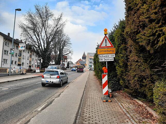 In der Schiffstraße weist ein Schild auf die Umleitung hin.