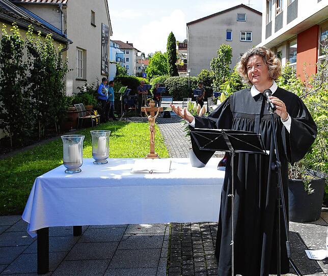 Juni 2020: Erster Freiluft-Gottesdienst im Garten eines Pflegeheims.