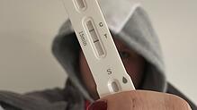 Zwei Striche auf dem Corona-Schnelltest: Derzeit steigen die Covid-19-Infektionen wieder an.