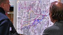Sieben Trassenvarianten zum Ausbau der Bundesstraße 311 sind beim Informationsabend des Landkreises Sigmaringen in der Sandbühlhalle in ...