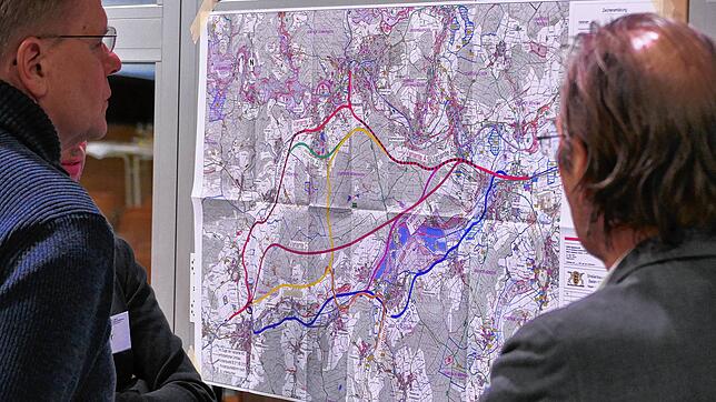 Sieben Trassenvarianten zum Ausbau der Bundesstraße 311 sind beim Informationsabend des Landkreises Sigmaringen in der Sandbühlhalle in ...