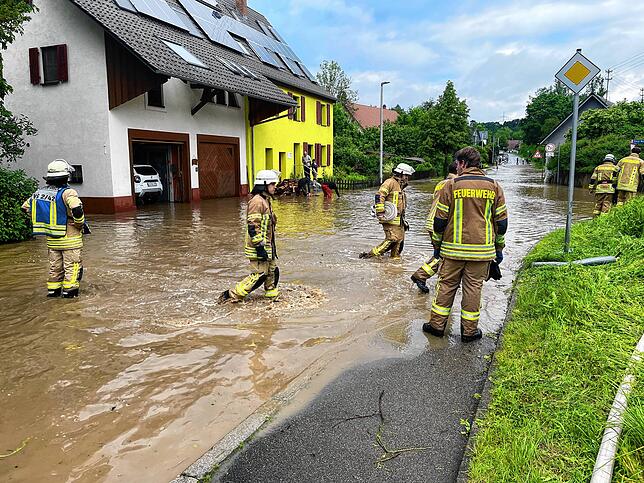 Rund 120 Feuerwehrleute helfen am Sonntag, 2. Juni.