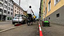 Nach zahlreichen Unfällen an der Kante zwischen Geh- und Radweg in der Theodor-Heuss-Straße probiert die Konstanzer Stadtverwaltung nun ...