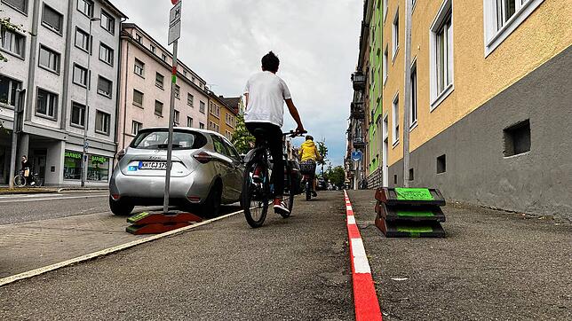 Nach zahlreichen Unfällen an der Kante zwischen Geh- und Radweg in der Theodor-Heuss-Straße probiert die Konstanzer Stadtverwaltung nun ...