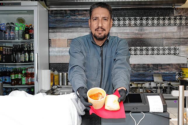 Reyli Hernandez verkauft vor dem Konstanzer Konzil unter anderem Currywurst in essbarer Verpackung. Neu ist auch, dass die Gäste ihre ...