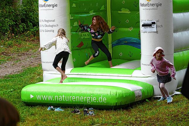 Bild 26: Hunderte Gäste strömen zum Auftakt an das 68. Waldfest in der Geschichte des Musikvereins Aufen.