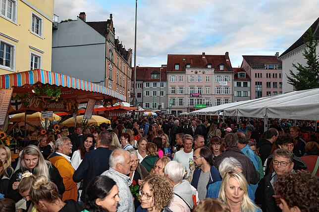 Bild 41: Beim Konstanzer Weinfest 2025 steigt schon am Eröffnungsabend die Stimmung - Die schönsten Bilder