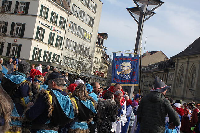 Bild 13: Hästräger und Guggenmusiker aus VS beim Narrentreffen in Fribourg am Sonntag (1)