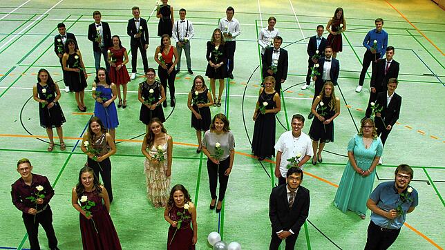 36 Schülerinnen und Schüler des Martin-Heydegger-Gymnasiums in Meßkirch haben das Abitur bestanden und feierten in der Stadthalle ihren ...