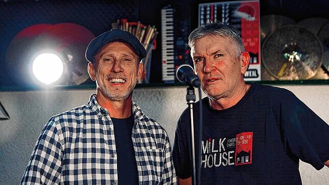 Im Studio bei den Aufnahmen für den Lockdown-Song &bdquo;Als alles selbstverständlich war&ldquo;: Musiker Peter Plietsch (links) und ...
