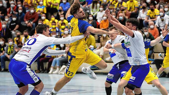 Geht entschlossen in die Aufstiegsrunde zur 2. Handball-Bundesliga: Fynn Beckmann, Rückraumspieler der HSG Konstanz (hier am Ball, im ...