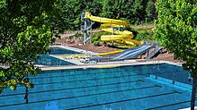Das sanierte Freibad Tennenbronn, hier auf einer Aufnahme aus dem Juli 2022, öffnet an diesem Samstag seine Pforten. Bild: Roland Sprich