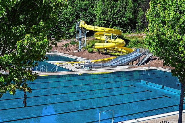Das sanierte Freibad Tennenbronn, hier auf einer Aufnahme aus dem Juli 2022, öffnet an diesem Samstag seine Pforten. Bild: Roland Sprich