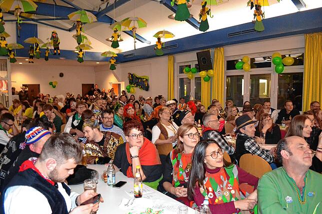 Ein überaus aufmerksames Publikum verfolgte das Wikinger-Programm anlässlich des Zunftballs des Narren- und Kulturvereins Bachrose in ...