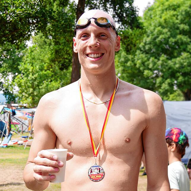 Leon Liva, Sportstudent aus Konstanz und Triathlet, kommt als Erster ins Ziel.