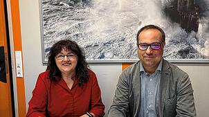 Erika Breiling und Fabian Zoller Wunderlich unterzeichnen die Kooperationsvereinbarung der Schulen. Foto: Rudolf-Eberle-Schule