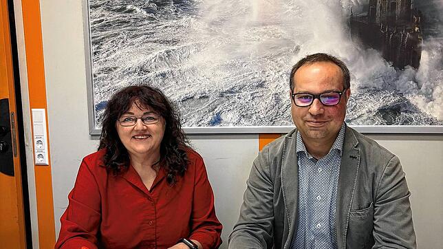 Erika Breiling und Fabian Zoller Wunderlich unterzeichnen die Kooperationsvereinbarung der Schulen. Foto: Rudolf-Eberle-Schule