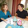 SÜDKURIER-Mitarbeiterin Nicole Burkhart (links) unterhält sich im Wohnzimmer des Mehrgenerationenhauses mit Eva Fast. Bild: Stefanie ...