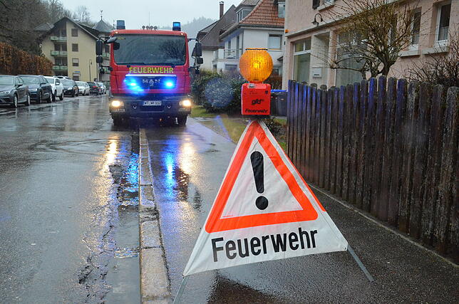 Alle Hände voll zu tun hatten die Feuerwehr aus St. Blasien und anderen Kommunen, um in der Domstadt den Hochwasserschutz aufzubauen.