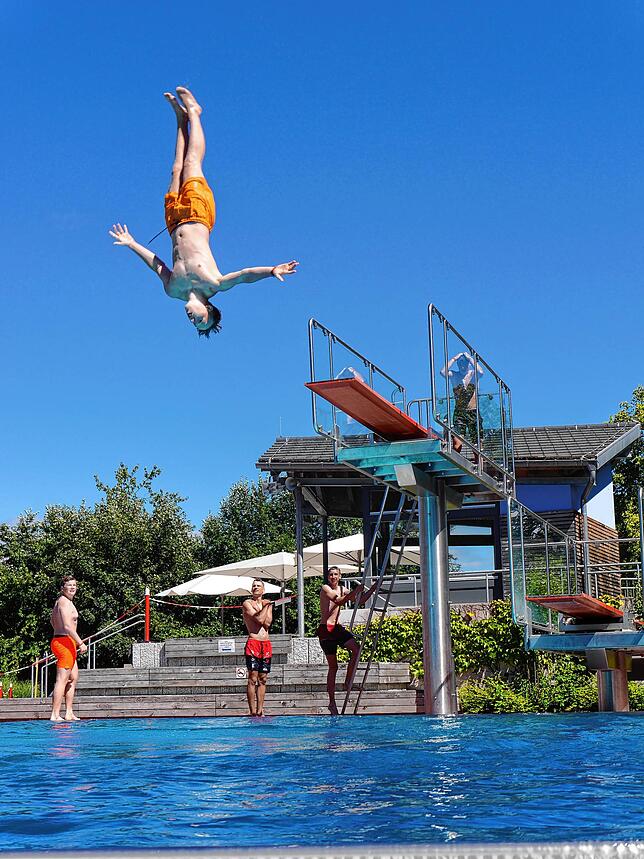 Johannes Storz macht es vor: Freibad macht auch in Coronazeiten Spaß.