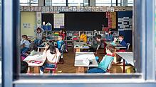 Kinder einer ersten Klasse an einer Grundschule in Hemmingen bei Stuttgart mit Wechselunterricht. Reiner Fernunterricht ist derzeit ...