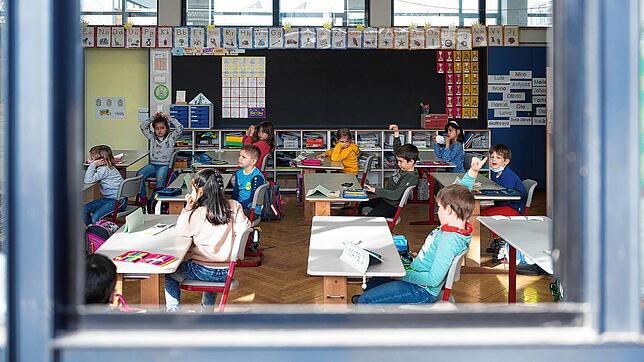 Kinder einer ersten Klasse an einer Grundschule in Hemmingen bei Stuttgart mit Wechselunterricht. Reiner Fernunterricht ist derzeit ...