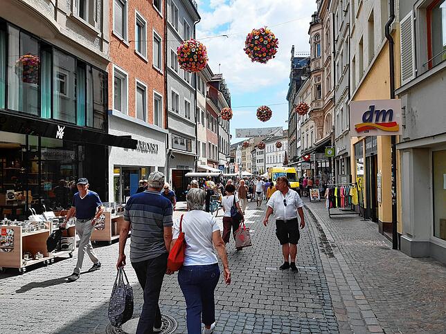 Ein ganz normaler Vormittag in der Konstanzer Innenstadt. Entlang der Schweizer Grenze werden teils 50 Prozent der Einzelhandelsumsätze ...