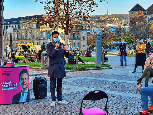Herbst 2020: Marian Schreier im Straßenwahlkampf am Stuttgarter Schlosspark.
