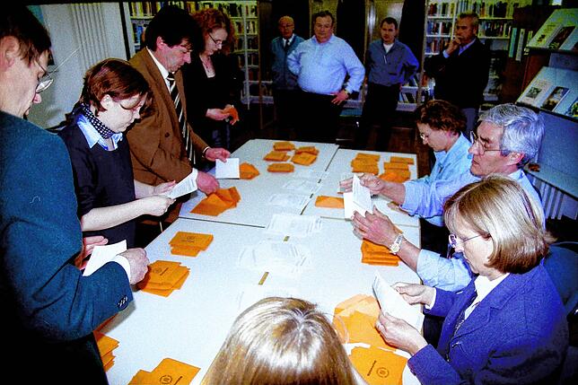 Auszählung bei der Bürgermeisterwahl in Bodman-Ludwigshafen im Jahr 1999