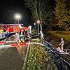 Die Feuerwehr leitet mit Pumpen und Schläuchen Regenwasser über die B33 bei Stetten.