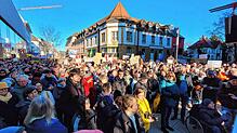 Rund 4000 Menschen kamen in Singen zur Kundgebung auf dem Platz beim Cano in der August-Ruf-Straße, um gegen Hass und Hetze klare Kante ...