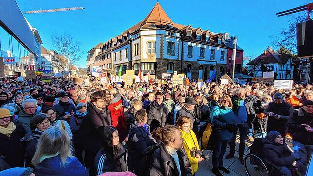 Rund 4000 Menschen kamen in Singen zur Kundgebung auf dem Platz beim Cano in der August-Ruf-Straße, um gegen Hass und Hetze klare Kante ...