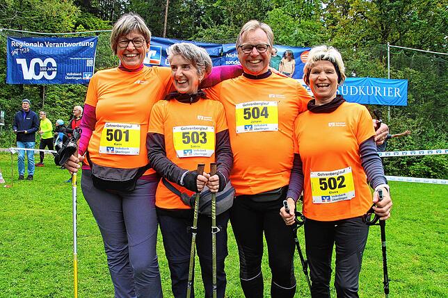 Gehen in der Disziplin Nordic Walking auf die sechs Kilometer lange Strecke: (von links) Karin Bockstahler, Sabine Wagner, Hans Repas ...