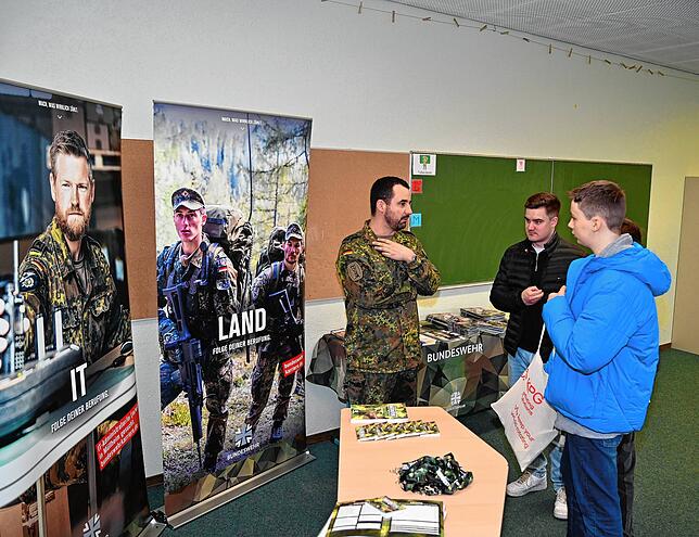 Auf der Börse sind auch Bundeswehr, Bundespolizei, Landespolizei und Zoll vertreten. Auf dem Bild informieren sich junge ...