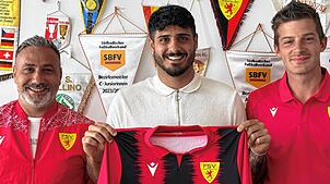 Wechsel zum FSV Rheinfelden: Der 3. Vorsitzende Joachim Sperker (links) freut sich mit Sportchef Stephan Leipert auf Danilo Avelina ...
