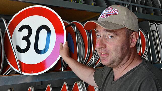 Bauhofleiter Philipp Großhardt hat noch reichlich Tempo-30-Schilder auf Lager. Doch je nachdem, wie der Gemeinderat künftig entscheidet, ...
