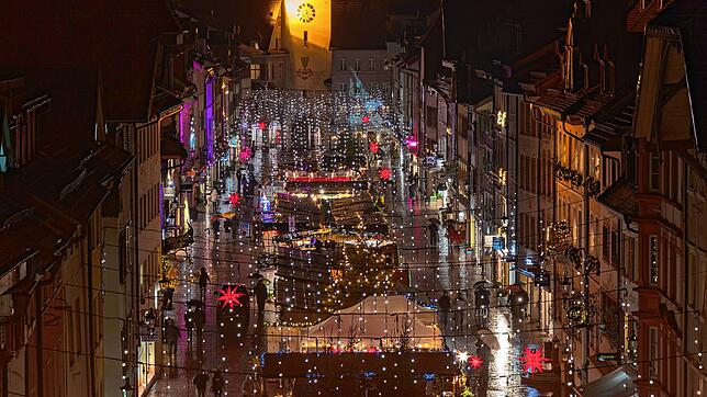 Das vom Oberen Tor aus fotografierte Lichtermeer des Waldshuter Weihnachtsmarkts in der Kaiserstraße.