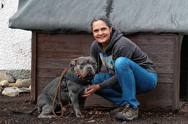 Pitbulldame Shadow und die Leiterin des Konstanzer Tierschutzheimes, Heidi Schätzle.