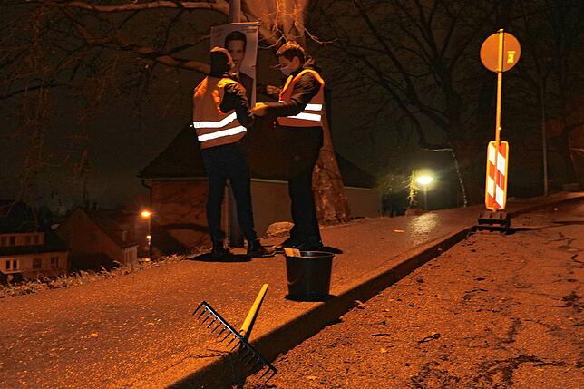 Bild 6: Das Rennen um den besten Laternenmast ist eröffnet: Warum der eine Landtagskandidat später startet als der andere