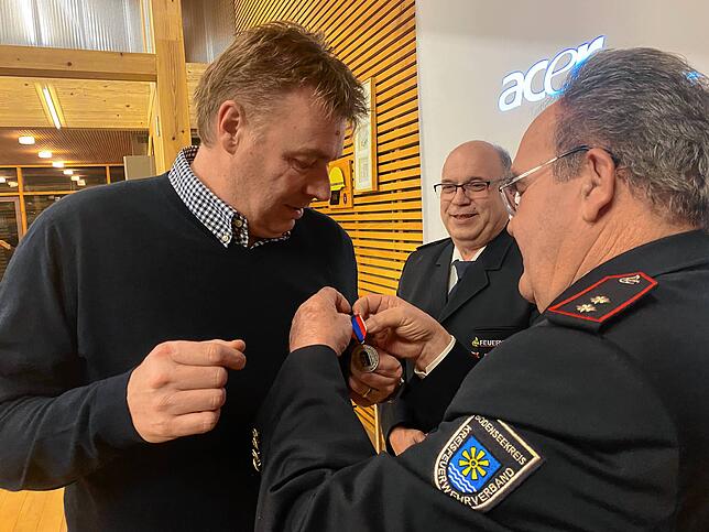 Kurt Distel (rechts) vom Kreisfeuerwehrverband ehrte Andreas Fahrni (links), ehemaliger Kommandant der Stützpunktfeuerwehr Frick in der ...