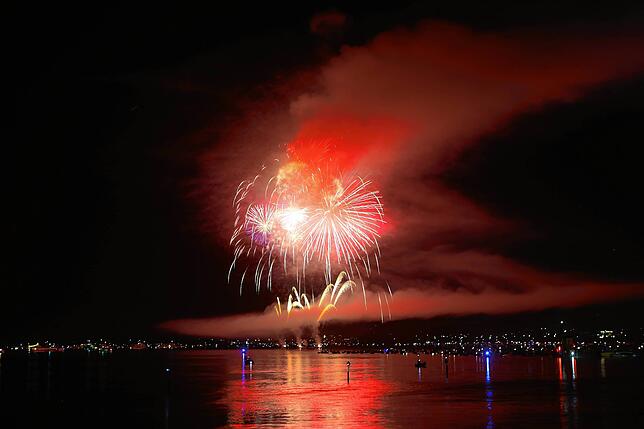 Bild 43: Konstanzer Seenachtfest 2024 - Jetzt knallt's! Das Feuerwerk am Bodensee bringt Zuschauer zum Staunen