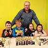 Auch Schach wird an der Hector-Kinderakademie in Höchenschwand angeboten. Das Bild zeigt einige Teilnehmer mit Dozent Siegfried Lossau. ...