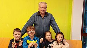 Auch Schach wird an der Hector-Kinderakademie in Höchenschwand angeboten. Das Bild zeigt einige Teilnehmer mit Dozent Siegfried Lossau. ...