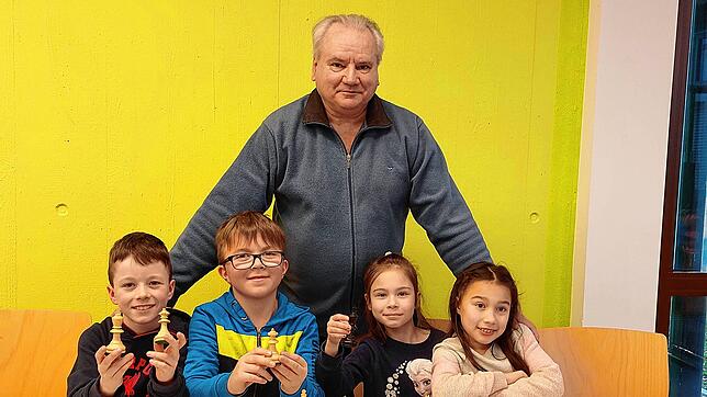 Auch Schach wird an der Hector-Kinderakademie in Höchenschwand angeboten. Das Bild zeigt einige Teilnehmer mit Dozent Siegfried Lossau. ...