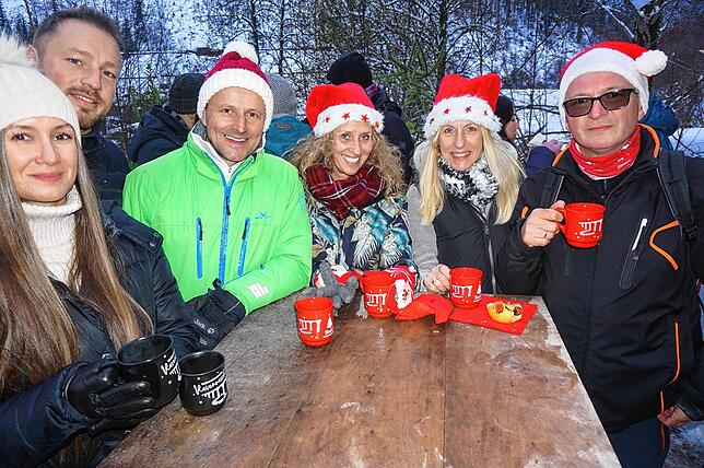 Zum Weihnachtsmarkt – da sind sich diese Freunde aus der Pfalz einig – gehören eine Nikolausmütze und Glühwein in Weihnachtsmarkttassen.