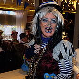 Susi Hilzinger die Hex brachte den allefänzigen Wiebern einen Song über die Fasnet im Städtle und über den Renker mit und einen Reim: ...