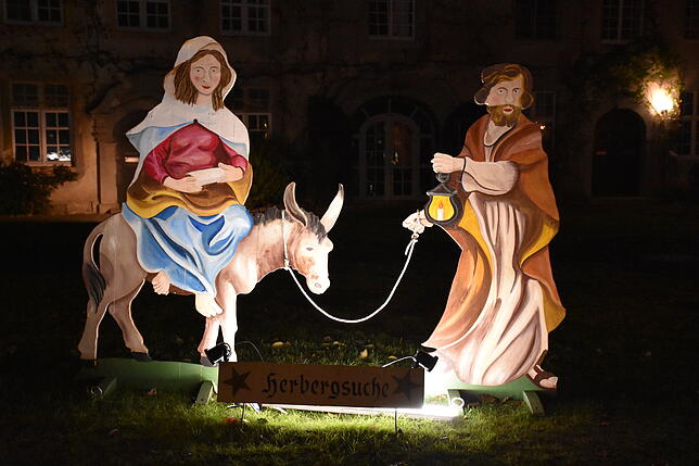 Josef mit der schwangeren Maria auf Herbergssuche.